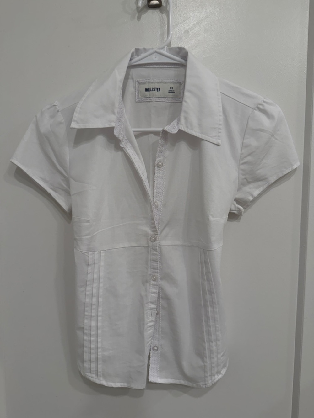 Hollister White Short Sleeve Button-Front Blouse